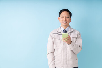 ビジネスマン　作業服　スマホ