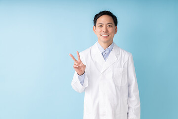 白衣の男性