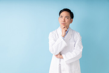 白衣の男性　考える