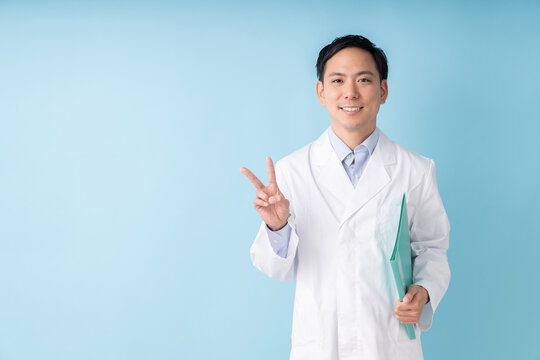 白衣の男性