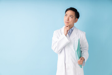 白衣の男性　考える