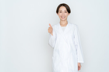 白バックのミドルの女医