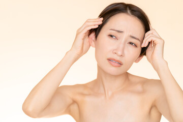 Obraz premium ベージュバックのミドル女性のビューティー