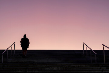 Escaleras al atardecer