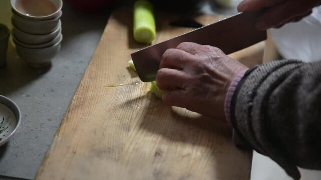 ネギをみじん切りする女性