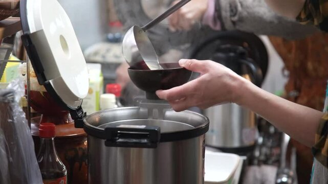 お味噌汁をよそう女性