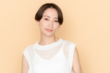 ベージュバックのミドル女性のビューティー