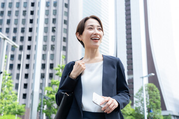 Fototapeta premium オフィス街で働くミドルのビジネスウーマン