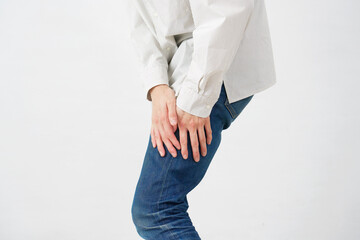 男性　坐骨神経痛　顔無し　白背景