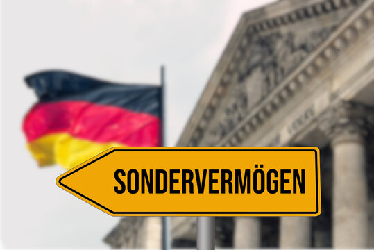 Deutsche Flagge, Reichstaggeb&auml;ude in Berlin und Schild Sonderverm&ouml;gen