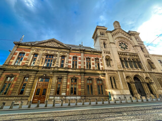 Fototapeta premium Stunning historic architecture with ornate details and elegant windows