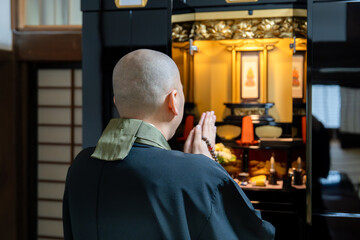 永代供養する僧侶