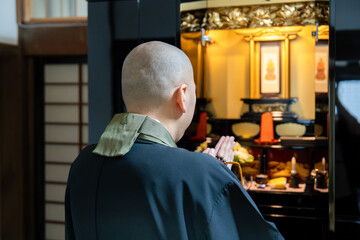 永代供養する僧侶