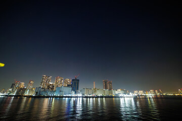 Fototapeta premium レインボーブリッジ。 東京湾の夜景。 東海汽船東京湾〜伊豆諸島八丈島、太平洋航路の橘丸船上にて - 2025 