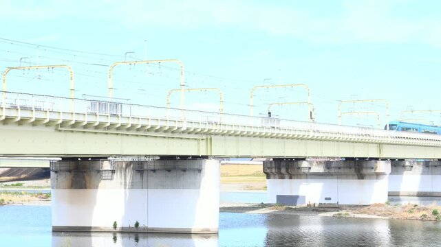 小田急線の多摩川橋梁を小田原方面に進む特急ロマンスカーMSE