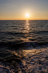 珍しく穏やかに凪いだ、夜明けの御蔵島、御蔵島港。

東海汽船東京湾〜伊豆諸島八丈島、太平洋航路の橘丸船上にて - 2025
