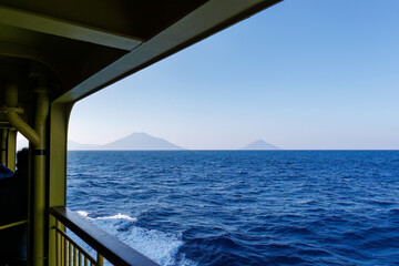 太平洋と八丈富士、八丈小島の絶景が広がる。東海汽船東京湾〜伊豆諸島八丈島、太平洋航路の橘丸船上にて - 2025
