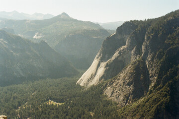 Obraz premium Morning Light on Yosemite Valley Cliffs on Film