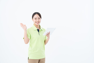 タブレットを持つ若い介護福祉士