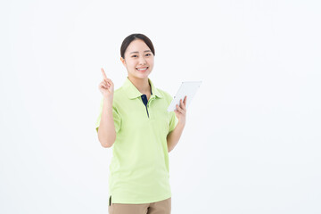 タブレットを持つ若い介護福祉士