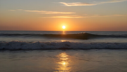 Obraz premium Golden Sunset illuminating Breaking Ocean Waves at Beach