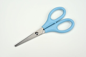 白背景に置かれたハサミ03