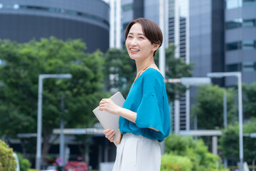 オフィス街で働くミドルのビジネスウーマン