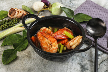 Prawn with asparagus and spices