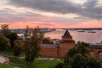 Naklejka premium Russia, Nizhny Novgorod, August 16, 2023. View of the walls of the Nizhny Novgorod Kremlin and the Volga River at sunset.