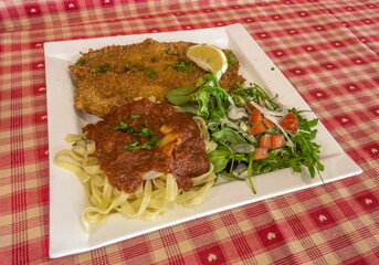 Escalope de veau milanaise, tagliatelles et salad