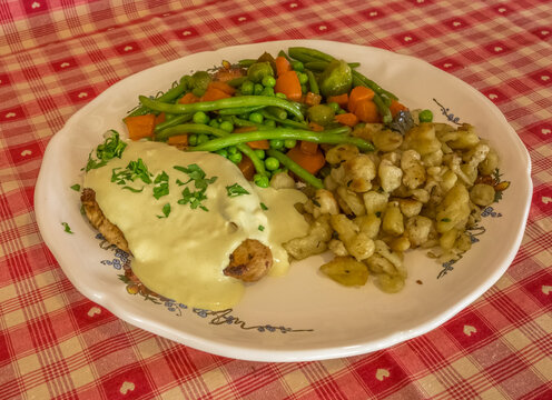 Filet de poisson , spatzles , l&eacute;gumes