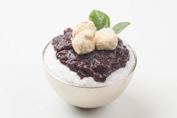  Patbingsu is a food made by crushing ice into small pieces and adding boiled red beans or sugar.