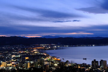 Obraz premium 立石公園から見た諏訪湖の夜景