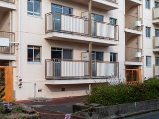 Naklejka premium 廃墟になった古い団地