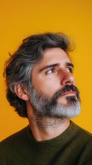 Obraz premium Close-up photo of a person with a beard, suitable for various contexts such as editorial or commercial use