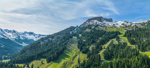 Alpine Gebirgslandschaft an der Ifenbahn im Kleinwalsertal im Herbst