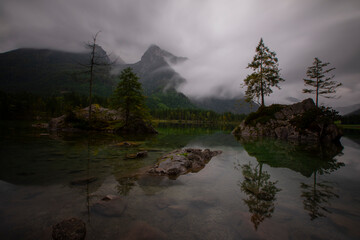 Der Hintersee, eingebettet in den sagenhaften Zauberwald, liegt in der Nähe des Bergsteigerdorfes...