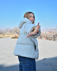 手を伸ばす女性のポートレート