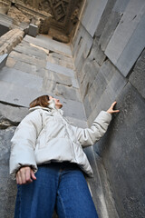 ギリシャ式神殿を楽しむ女性のポートレート