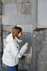 ギリシャ式神殿を楽しむ女性のポートレート