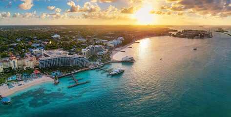 Obraz premium Aerial sunset view of the beautiful Junkanoo beach next to Nassau town, The Bahamas, Caribbean