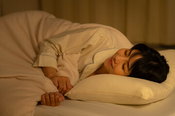 夜に寝る若い女性