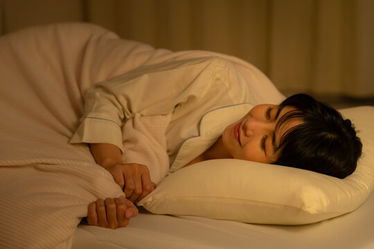 夜に寝る若い女性