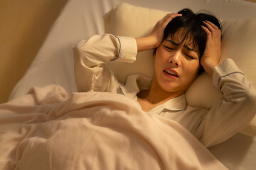 夜に寝る若い女性
