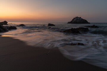 美しい海岸の朝