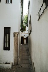 Obraz premium Narrow alleyway in a historic European city.