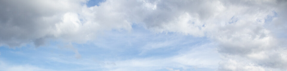 Obraz premium Stunning Air Clouds in a Bright Blue Sky – Perfect Natural Backdrop