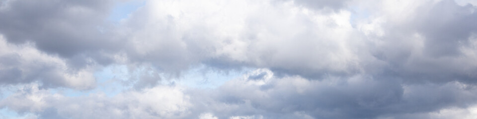 Obraz premium Soft Cloudy White Clouds in a Serene Blue Sky – Atmospheric Beauty