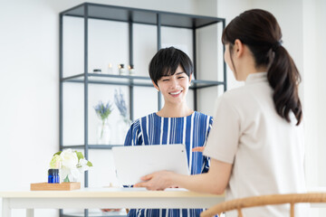 エステサロンでカウンセリングを受ける若い女性