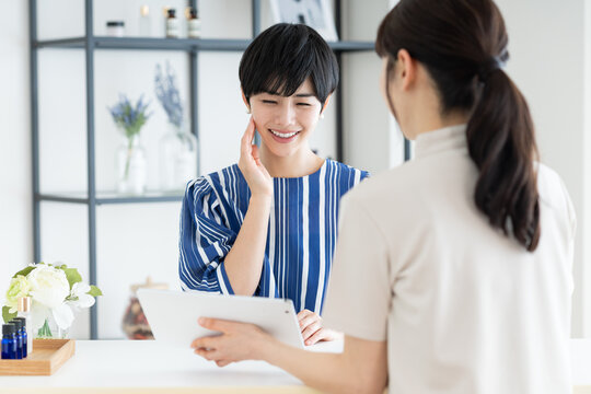 エステサロンでカウンセリングを受ける若い女性